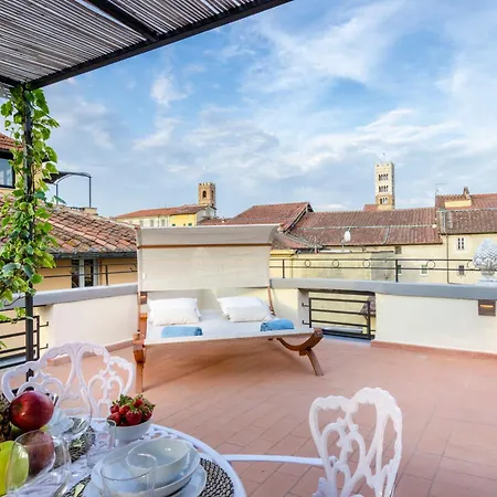Attico Con Grande Terrazza Sulla Citta Lucca