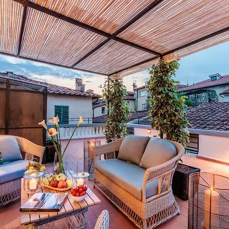 Attico Con Grande Terrazza E Vista Sulla Citta Lucca