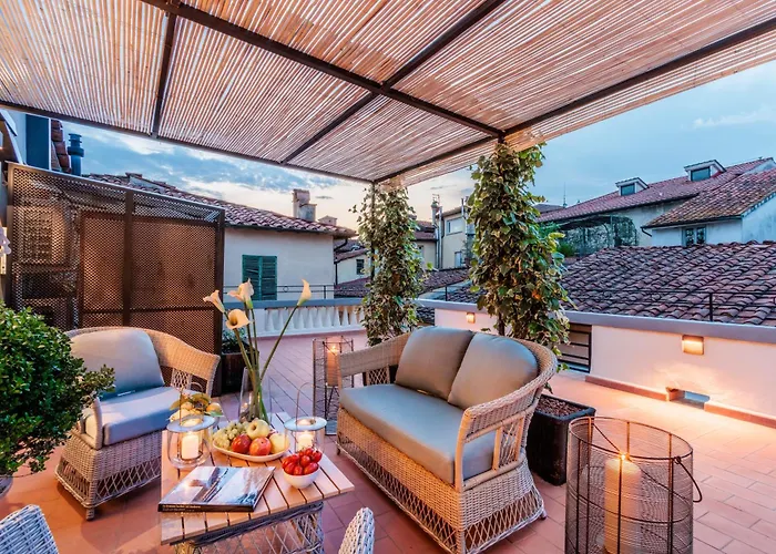 Attico Con Grande Terrazza Panoramica ルッカ